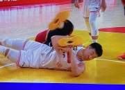 开云官方app入口-篮球赛场上球员犯规争议不断