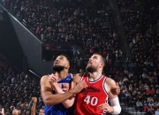 开云足球直播-快船全队爆发，以大比分击败太阳队