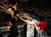 开云官方app入口-队员们在赛场上拼尽全力，冠军之路不远