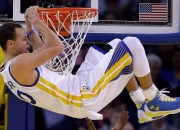 开云APP-绿茵场与硬木地板的交响，当德甲争冠战遇上森林狼猎鹰