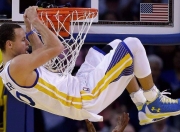 开云APP-绿茵场与硬木地板的交响，当德甲争冠战遇上森林狼猎鹰