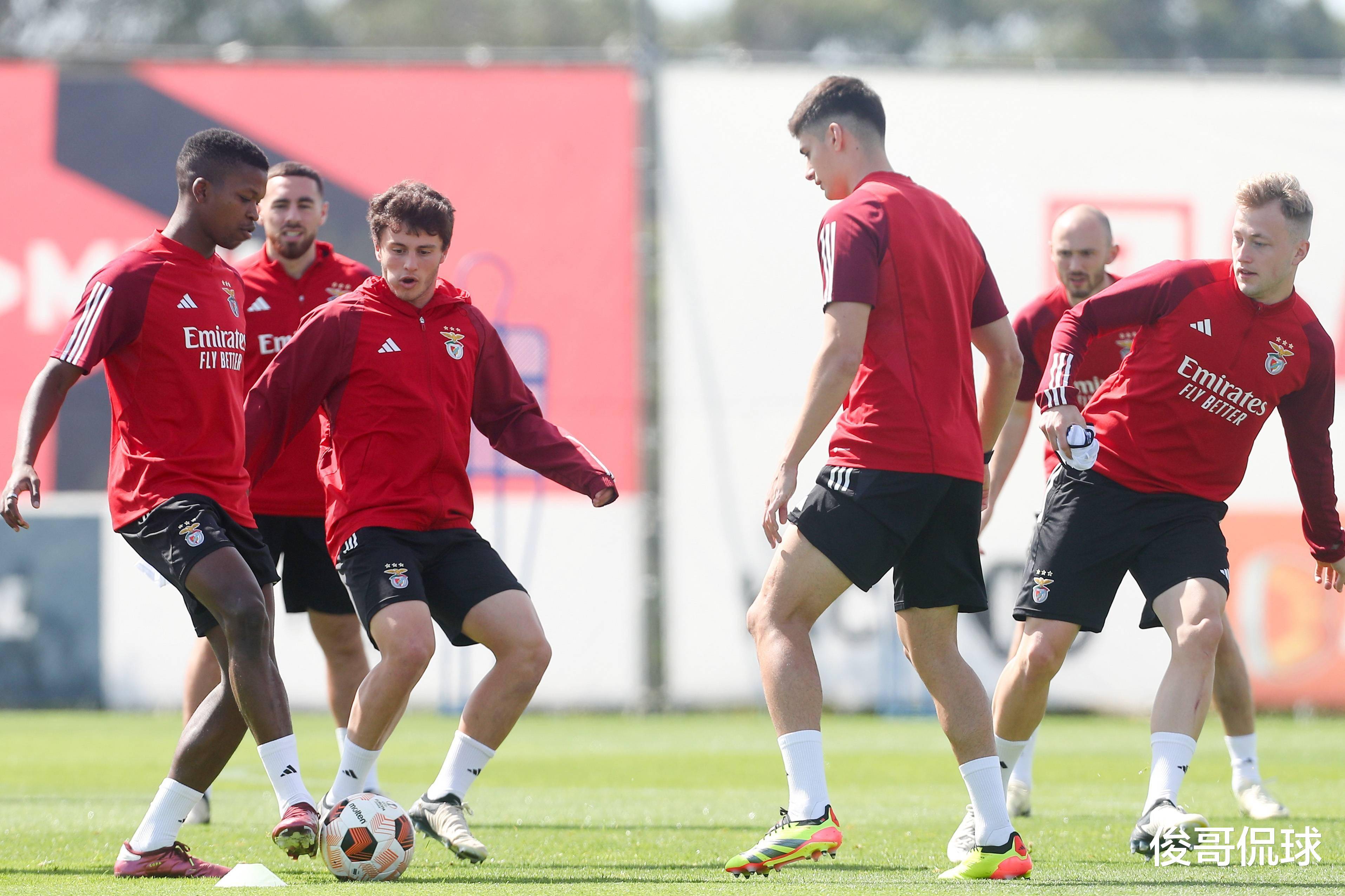 西南足球比赛风向尚未明朗,球员表现积极 西南足球比赛风向尚未明朗,球员表现积极