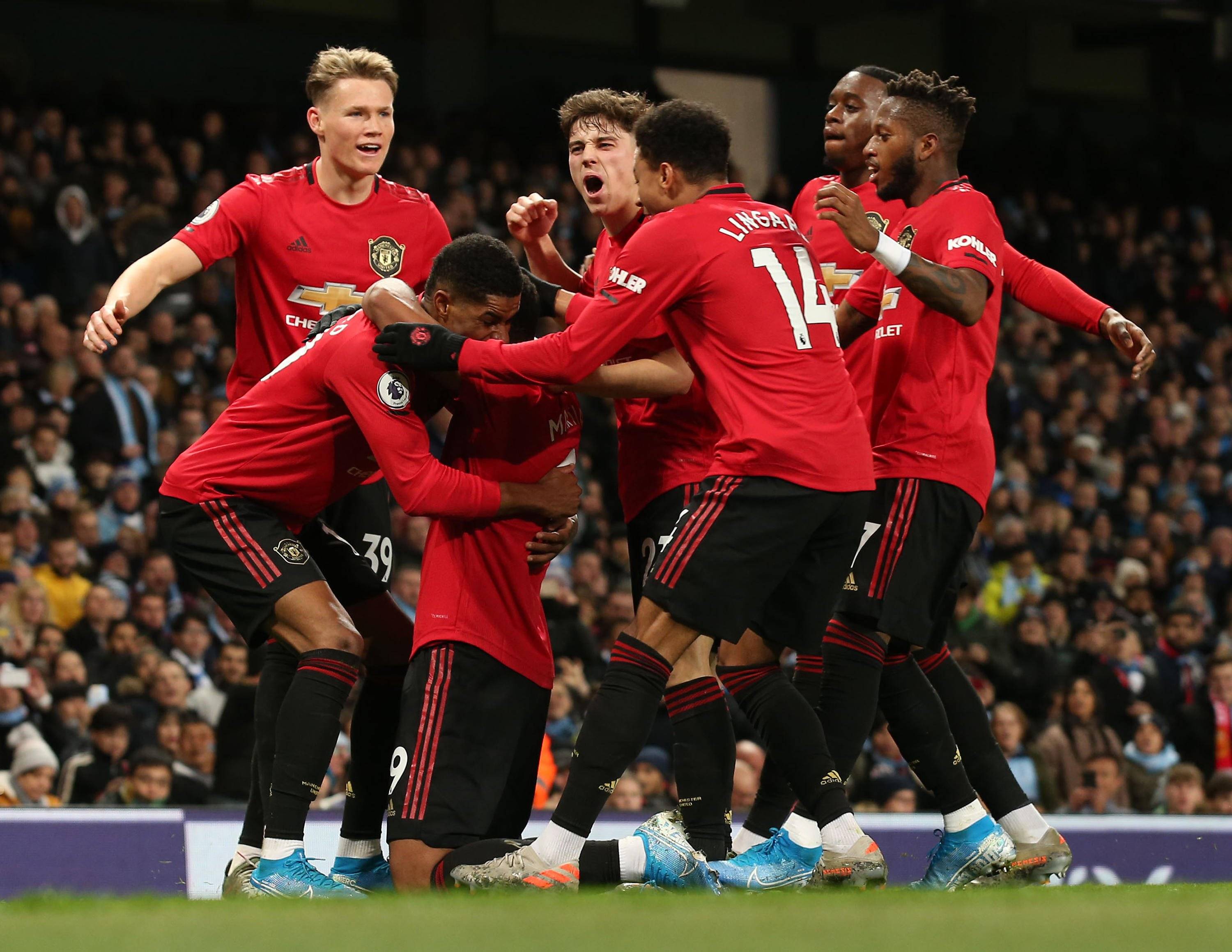 南安普敦主场告捷，全队庆祝