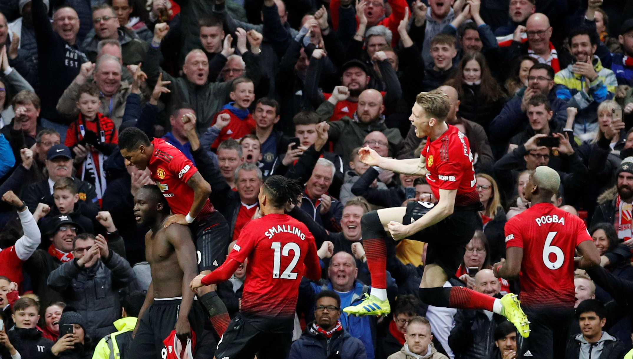 南安普敦主场告捷，全队庆祝