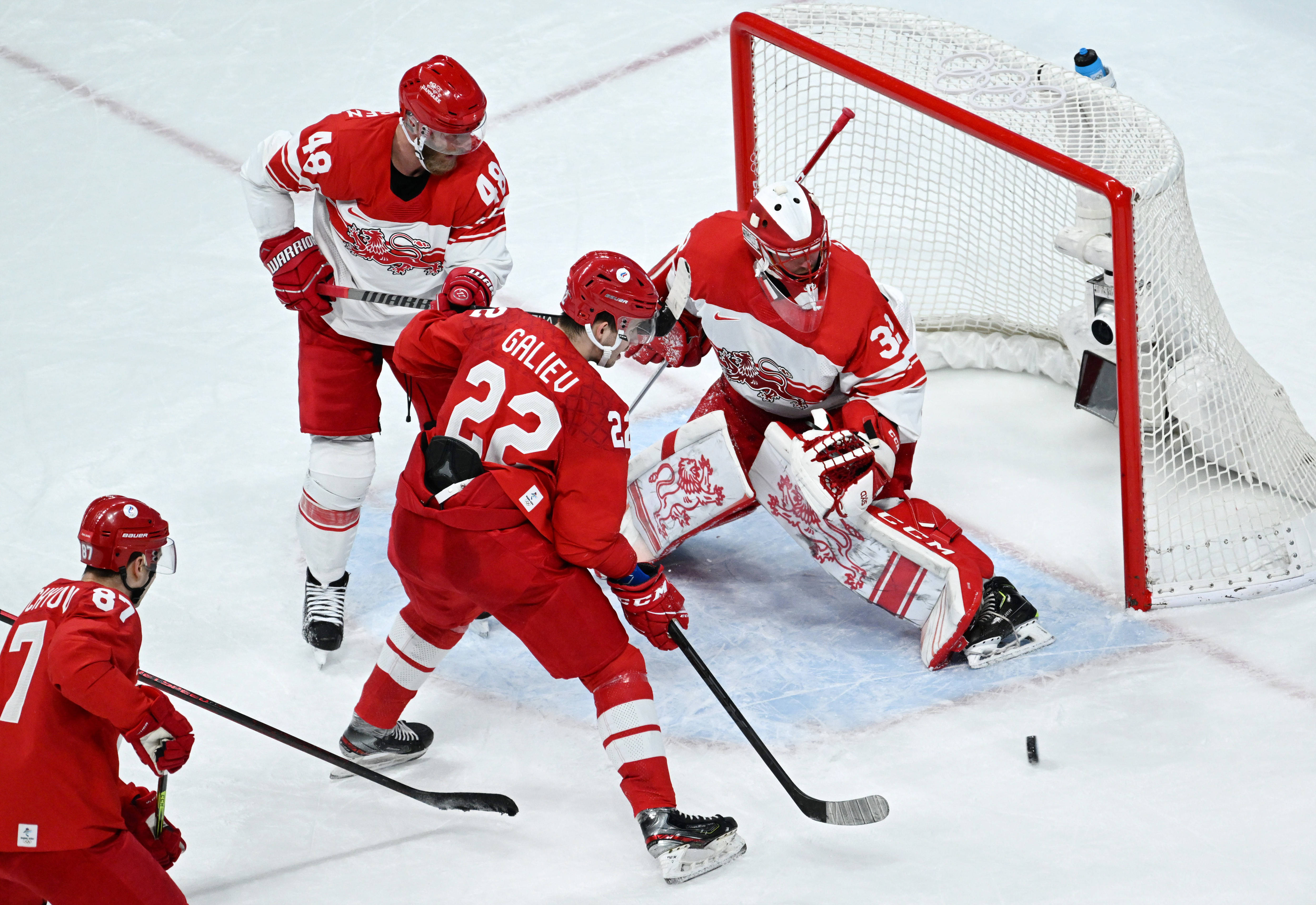 力量对决：丹麦队与俄罗斯队争胜