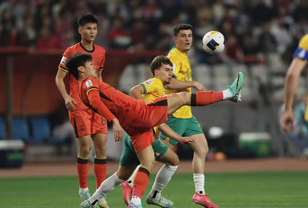 比赛进行中战况如火如荼,双方球队争分夺秒的简单介绍 比赛进行中战况如火如荼,双方球队争分夺秒的简单介绍