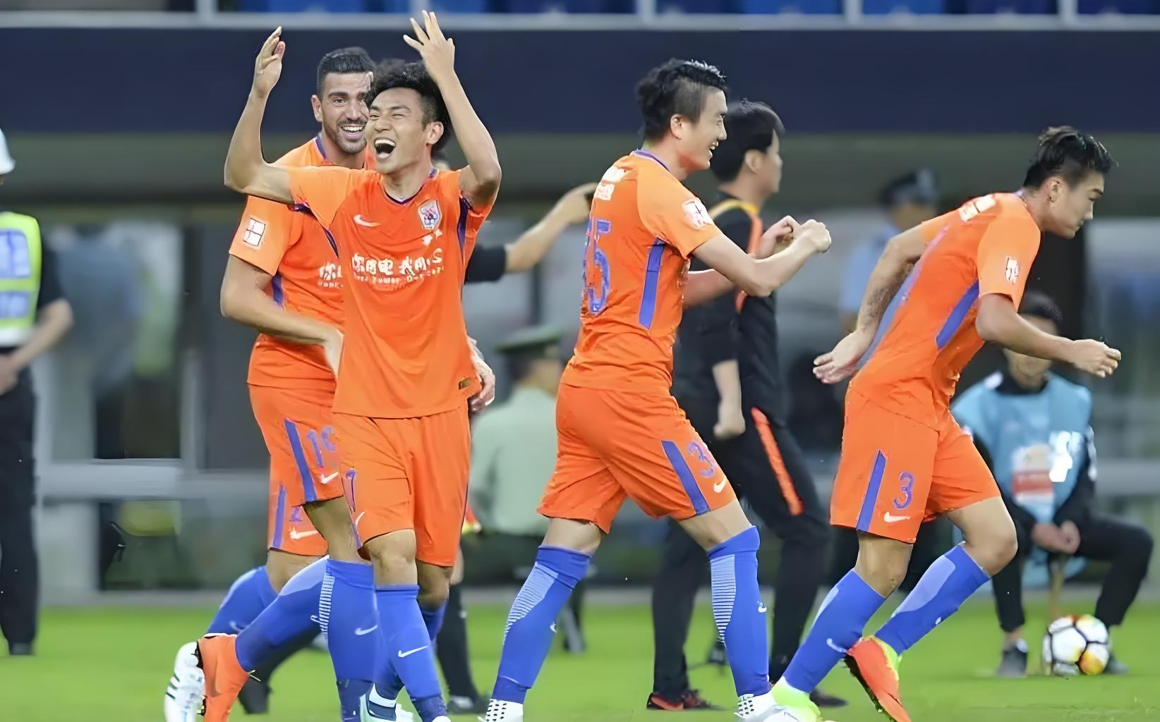 上海德比战中，鲁能比完胜上港