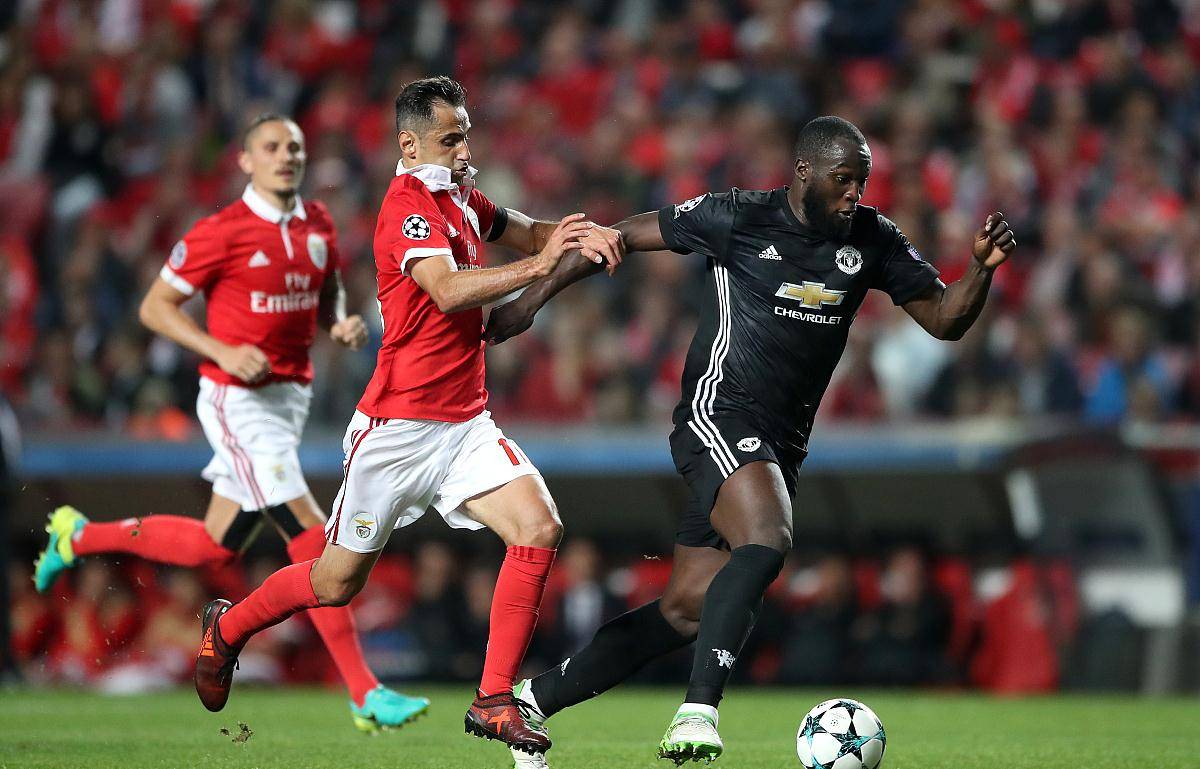 包含巴黎客场逼平列日，依然领跑积分榜的词条