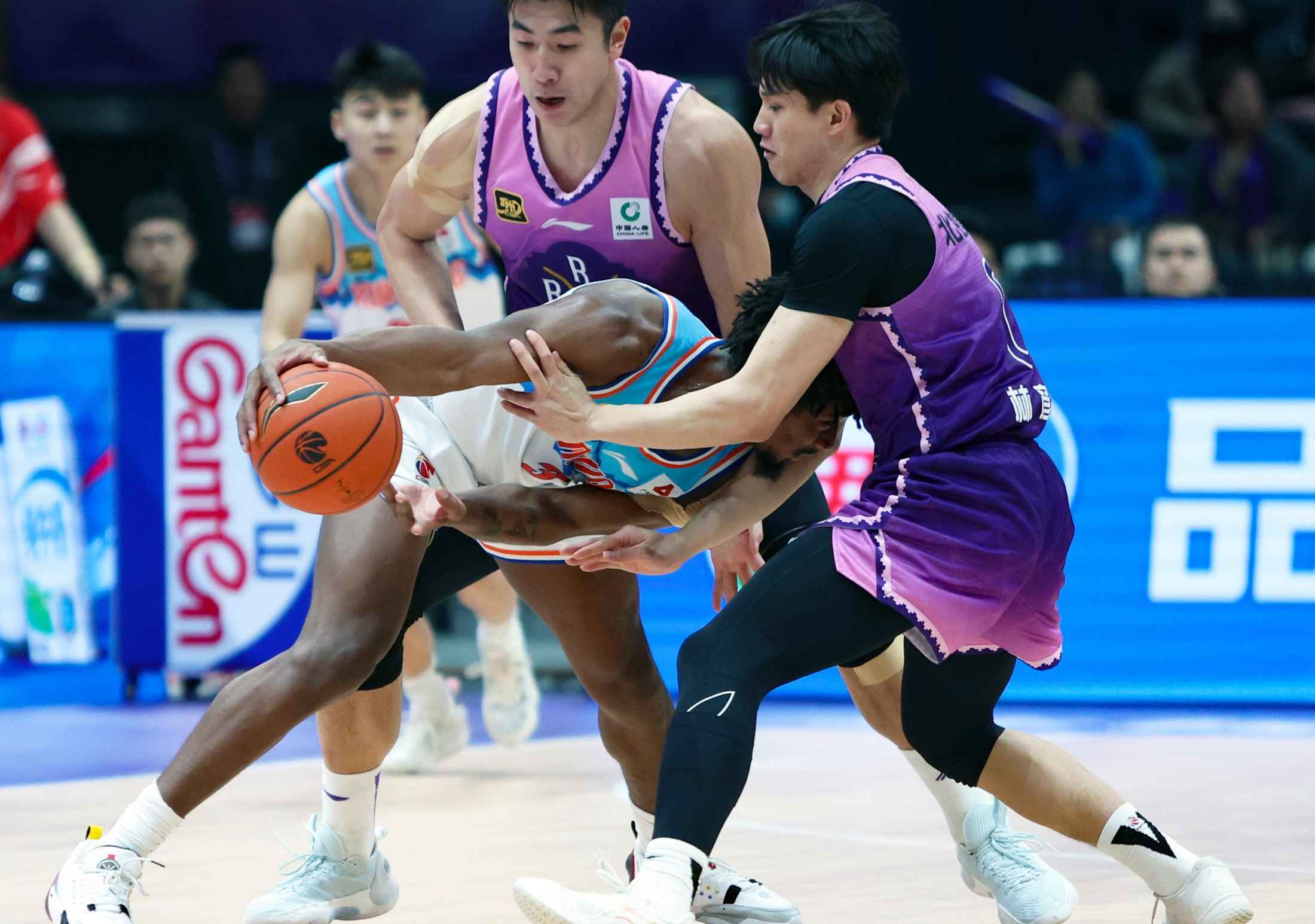 包含山东队客场击败对手，豪取三连胜的词条