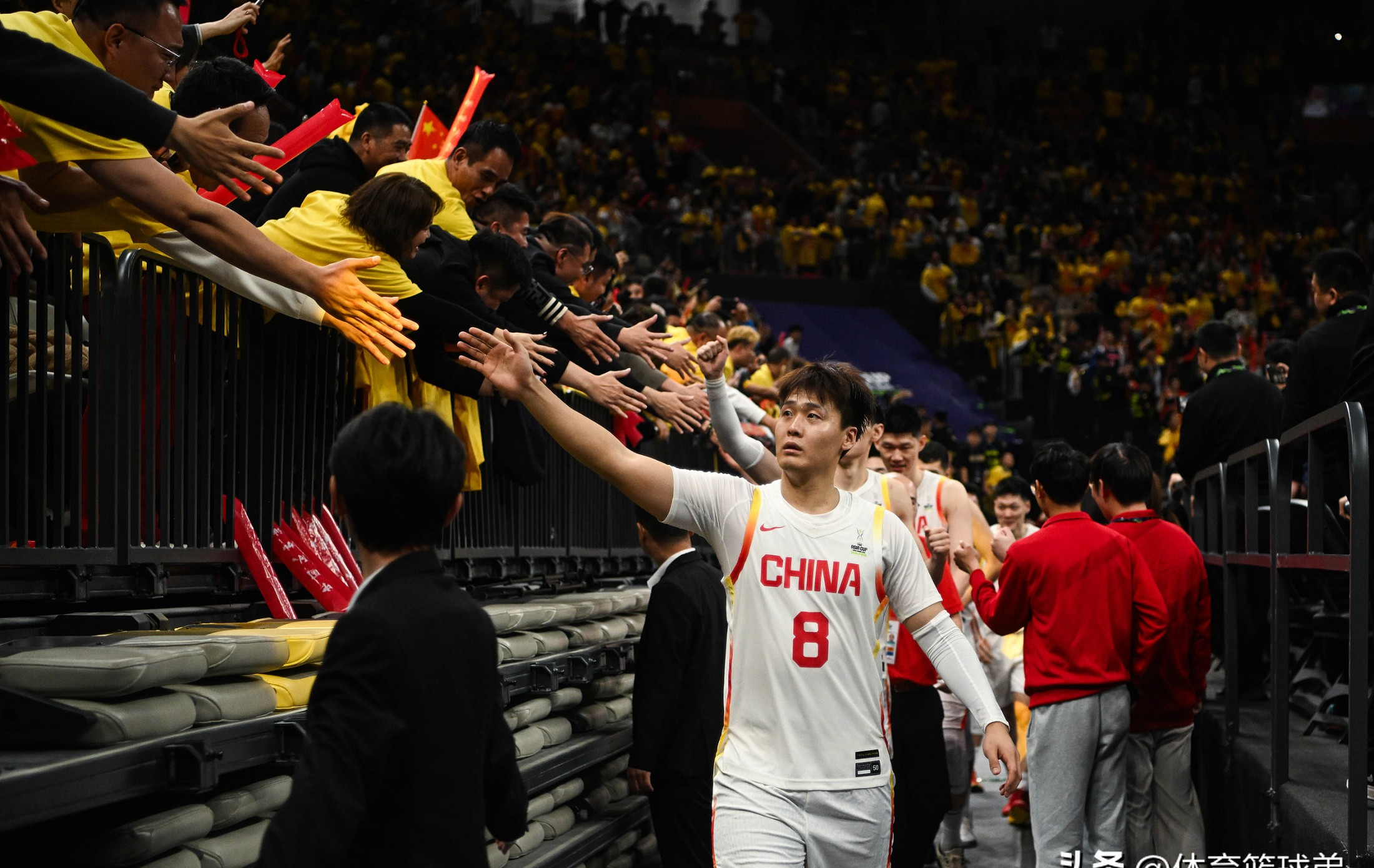 队员们在赛场上拼尽全力，冠军之路不远