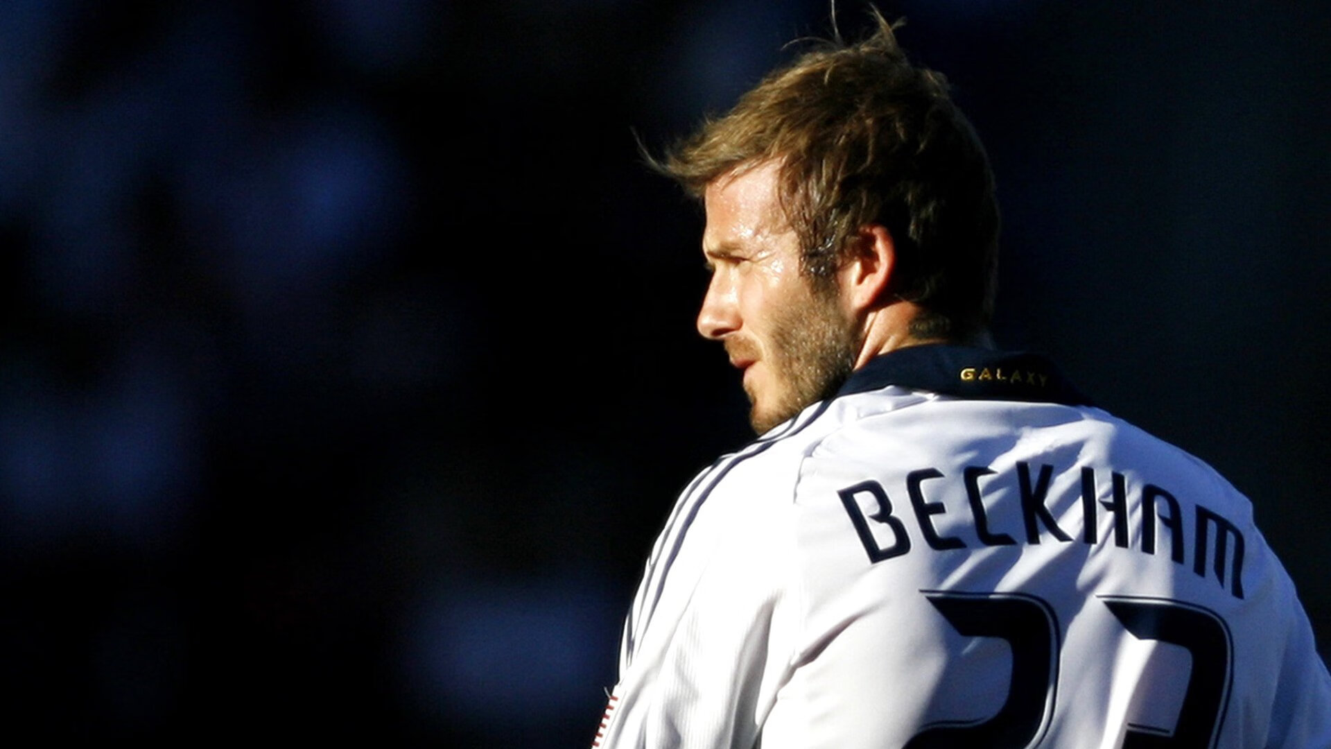 绿茵场上的双重启示，伊朗斩落日本与本泽马的救赎之路