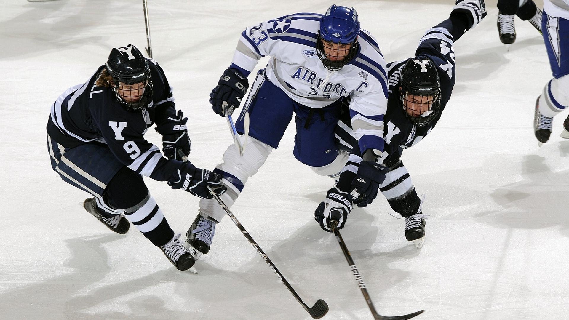 火箭硬仗取胜猛龙，布克在西决生死战接管比赛